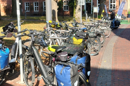 Sehr gut: Neue Fahrrad-Abstellanlagen in der Kirchstraße. Davon braucht es mehr!