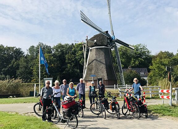 Gruppenfoto an der Mühle Blijham