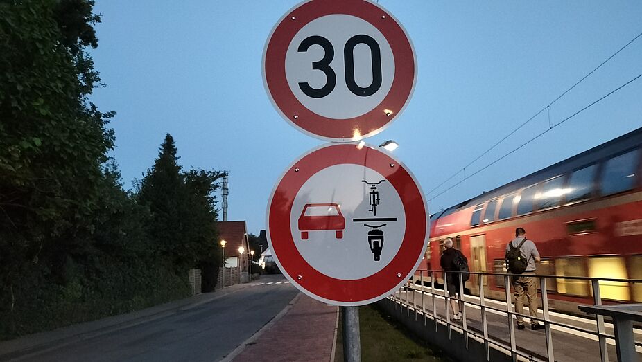 Radfahrende ueberholen verboten Radfahrende ueberholen verboten