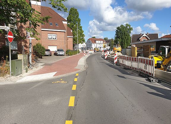 Fockenbollwerkstraße - linksseitiger Radstreifen führt direkt auf dem Gehweg