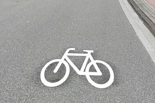 Fahrrad-Piktogramm auf der Fahrbahn der Popenser Straße
