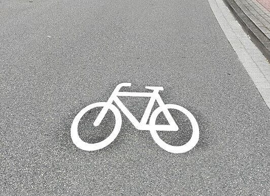 Fahrrad-Piktogramm auf der Fahrbahn der Popenser Straße