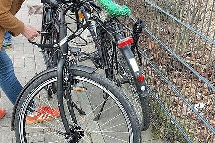 Anschließen ist nur mit Verrenkungen möglich, wenn man einen Zaun erwischt