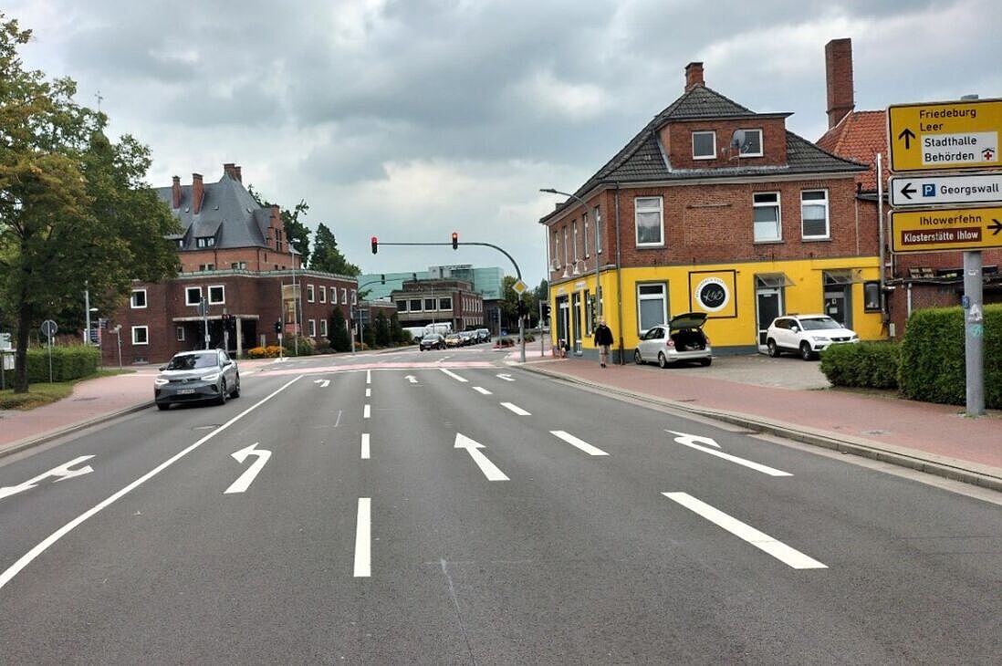 Negativ-Beispiel in Aurich: Die „Cremer-Kreuzung“ aus der Perspektive der Julianenburger Straße. Autos first! Drei Spuren auf der Fahrbahn, während es rechts auf dem Hochbord nicht dafür gereicht hat, den gemeinsamen Geh- und Radweg fortzusetzen. Eine Einfädelungsmöglichkeit für Radfahrende ist nicht vorhanden. Radfahrende werden hier nicht ernst genommen
