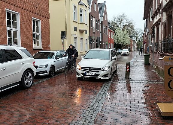 Südlicher Teil der Kirchstraße: Ein Juwel der Auricher Altstadt – leider mit optischen Einschränkungen