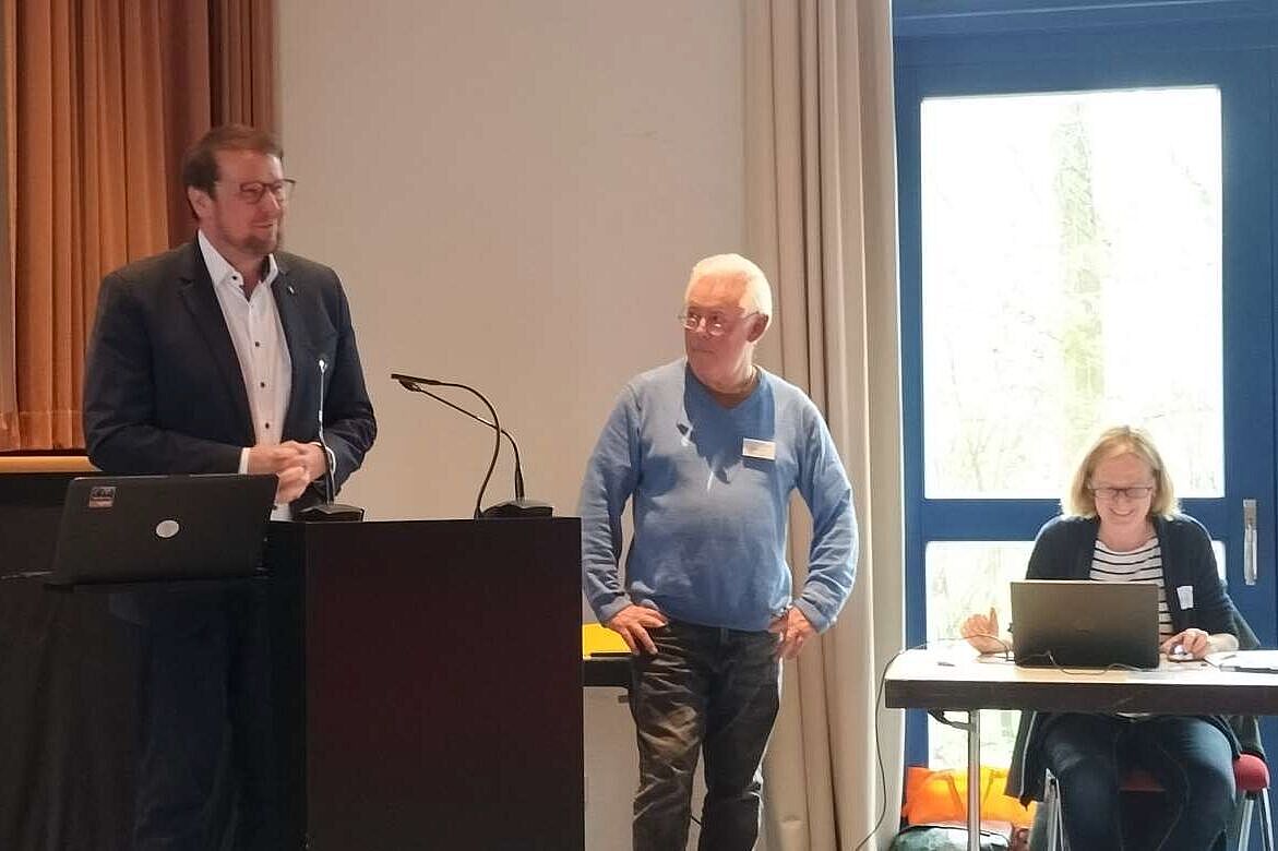 Emdens OB Kruithoff bei seiner Ansprache. Rechts daneben: ADFC Landesvorsitzender Rüdiger Henze und Landesgeschäftsführerin Ulla Rademacher