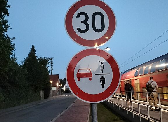 Radfahrende ueberholen verboten