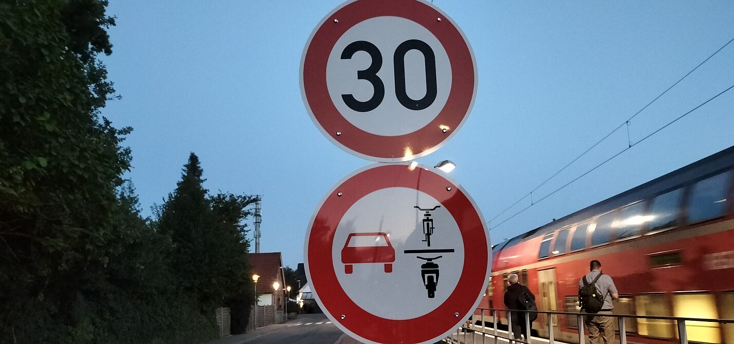 Radfahrende ueberholen verboten