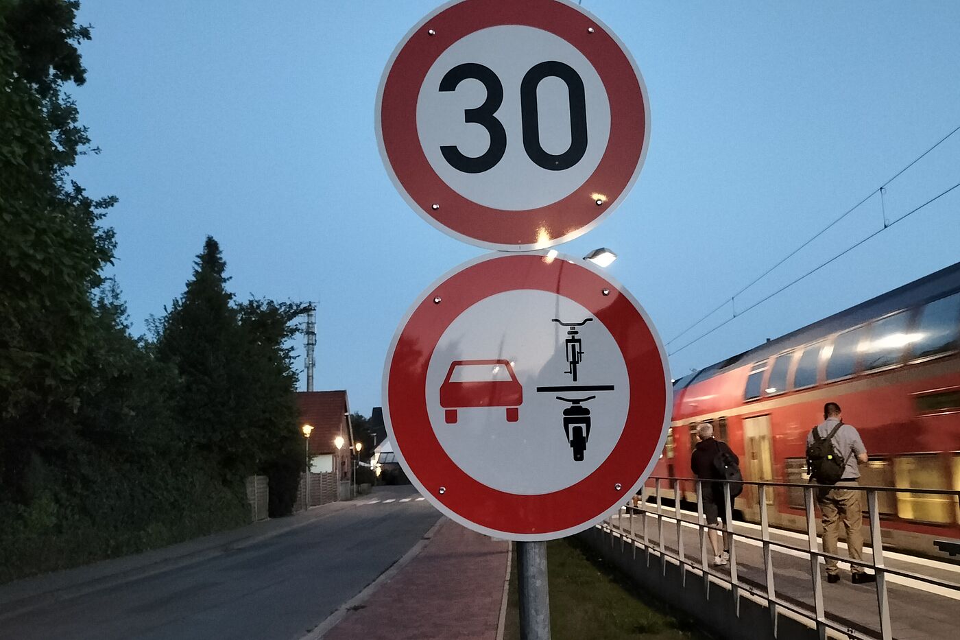 Radfahrende ueberholen verboten