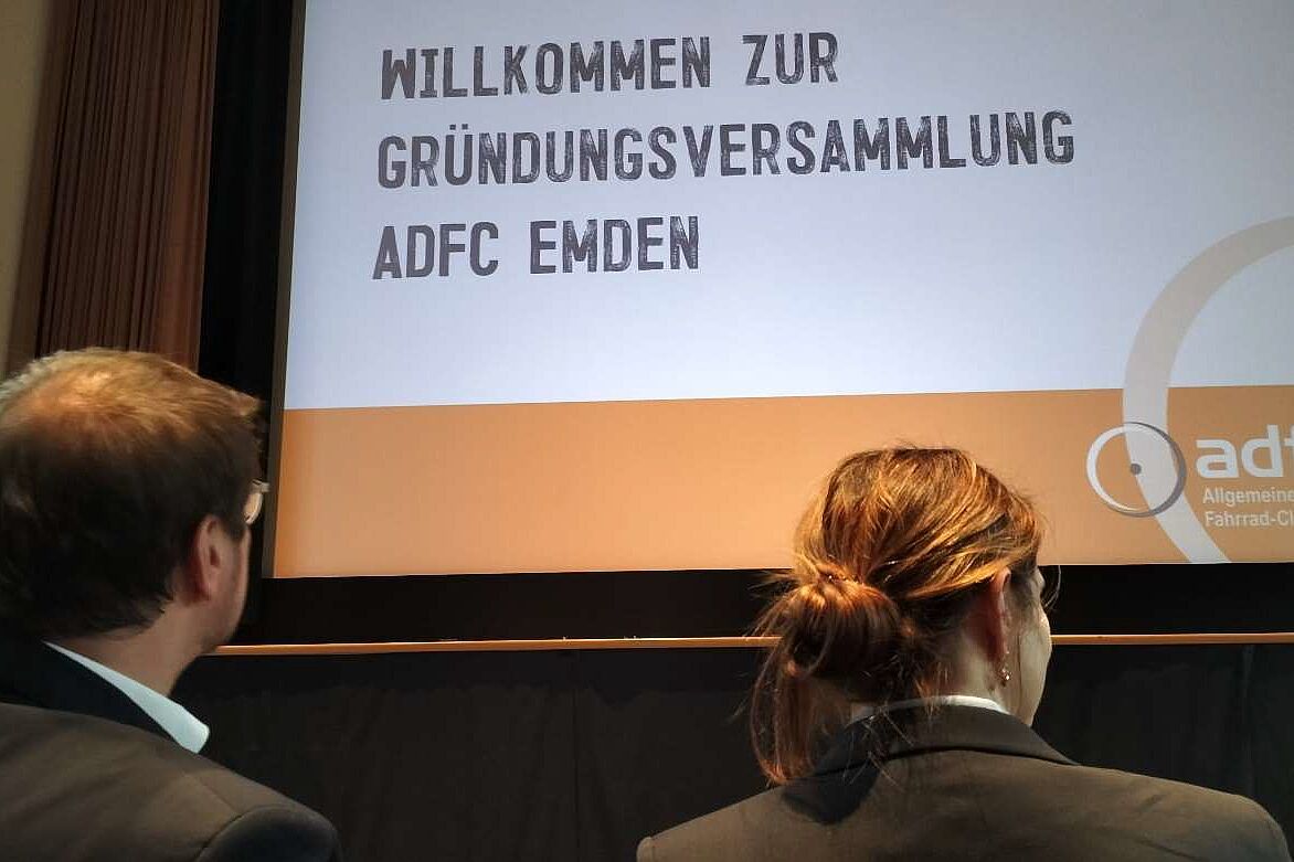 Emdens OB Tim Kruithoff und Stadtbaurätin Irina Krantz bei der Gründungsversammlung des ADFC Emden
