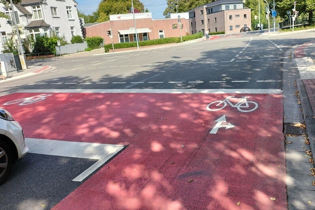 Emden macht es vor: Fahrrad-Aufstellfläche an der Ampelkreuzung: Sicher und komfortabel. Die ideale Lösung für die Hafenstraße in Aurich (war auch im Masterplan vorgesehen, aber nicht umgesetzt).