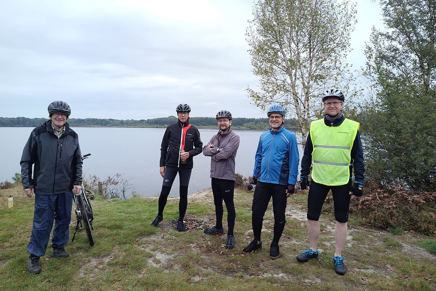 Die MTB-Tour-Teilnehmer am Kiessee Münkeboe