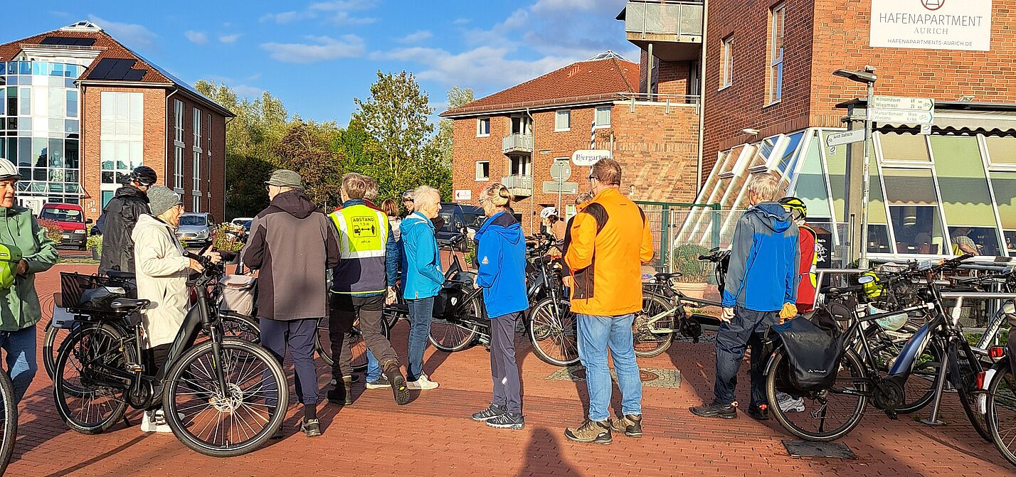 25 Radlerinnen und Radler trafen sich zur letzten Montagstour am Auricher Hafen