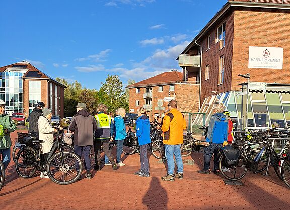 25 Radlerinnen und Radler trafen sich zur letzten Montagstour am Auricher Hafen