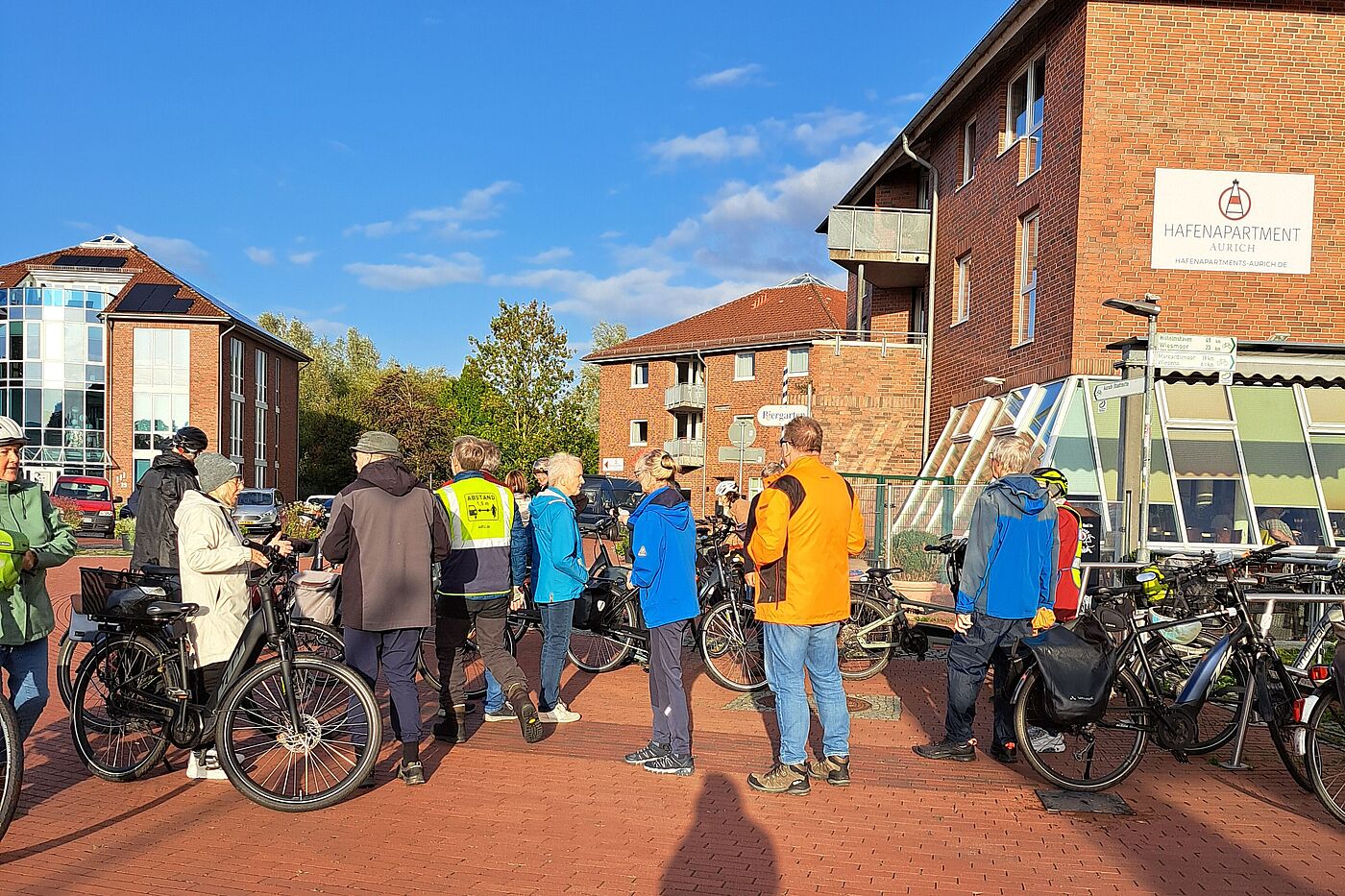 25 Radlerinnen und Radler trafen sich zur letzten Montagstour am Auricher Hafen