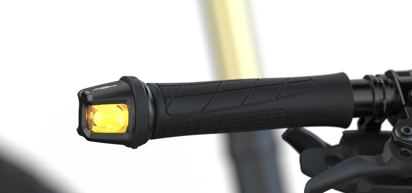Ein Fahrradblinker im Lenkerende. 