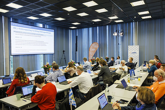 Seminarraum mit Teilnehmenden Bundeshauptversammlung